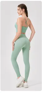 Detalle del sujetador deportivo verde menta con tirantes cruzados y leggings de yoga