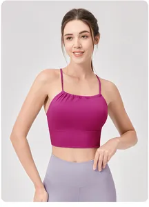 Detalle del sujetador deportivo fucsia con escote plisado y tirantes finos