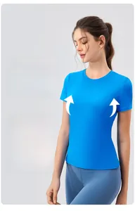 Détail des coussinets amovibles intégrés du t-shirt de sport bleu pour maintien