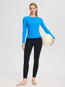 Haut de yoga bleu ciel à manches longues pour femme avec legging de sport noir ajusté
