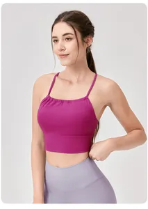 Detalle del sujetador deportivo fucsia con tirantes finos y escote plisado
