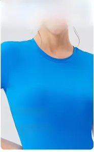 Gros plan du haut de yoga bleu vif montrant le col rond et le tissu élastique respirant