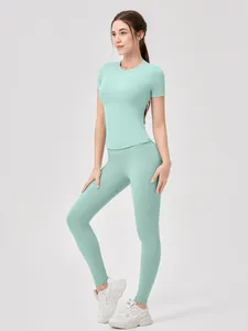 Set yoga da donna verde menta con t-shirt a maniche corte aderente e leggings a vita alta