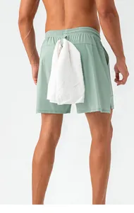 Dettaglio posteriore di pantaloncini sportivi da uomo con passante per asciugamano in vita