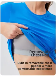 Vue détaillée du t-shirt de sport bleu montrant les coussinets amovibles et la doublure