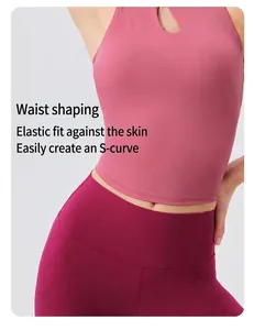 Détail du haut de yoga extensible avec encolure ajourée et contour de taille sculptant