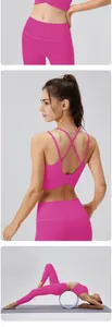 Détails de l'ensemble de yoga rose avec soutien-gorge croisé et legging taille haute sans couture