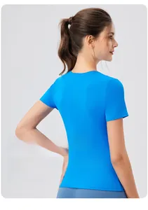 T-shirt de yoga bleu vif moulant montrant la courbe du dos et la coupe athlétique