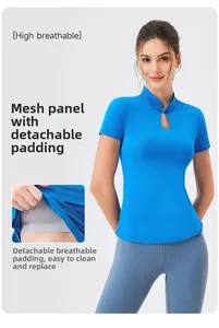 Détail du panneau en maille respirante et des coussinets amovibles sur le haut de yoga