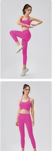 Détail de l'ensemble de yoga rose avec brassière à ourlet en V et leggings taille haute