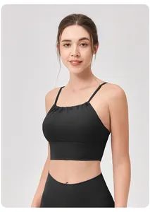 Detalle de sujetador deportivo negro con escote cuadrado y textura plisada para yoga