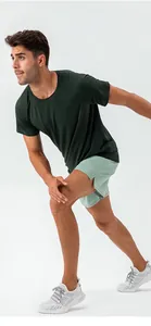 Set sportivo rinfrescante da uomo con pantaloncini e t-shirt per fitness e corsa