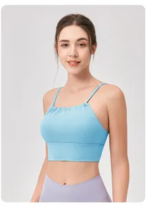 Detalle de sujetador deportivo celeste con cuello halter y diseño fruncido para yoga