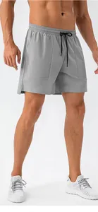 Dettaglio dei pantaloncini sportivi grigi da uomo con elastico in vita e tasche laterali