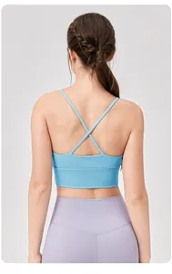 Detalle del sujetador deportivo azul claro con tirantes cruzados y mallas de yoga lila