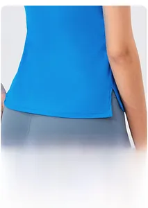 Détail de la fente latérale et de l'ourlet asymétrique sur le haut de yoga bleu