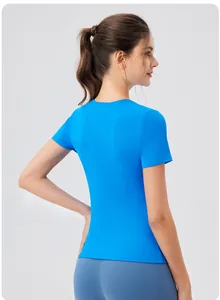 T-shirt de yoga bleu clair moulant avec coussinets et tissu respirant à séchage rapide