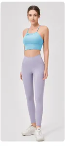 Detalle del conjunto de yoga sin costuras elástico con sujetador azul y mallas moradas