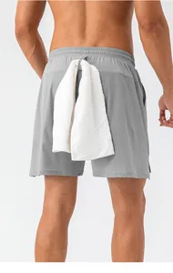 Vista posteriore dei pantaloncini sportivi da uomo con asola per asciugamano ed elastico
