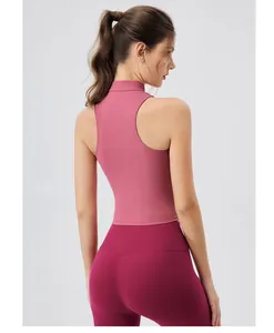 Vue détaillée du dos du débardeur de yoga rose et du legging à coupe ajustée
