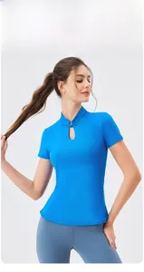Détail du bouton chinois et de la découpe goutte sur le t-shirt de yoga bleu