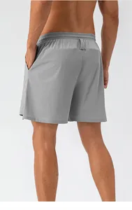 Dettaglio dei pantaloncini sportivi da uomo ad asciugatura rapida con vita elastica