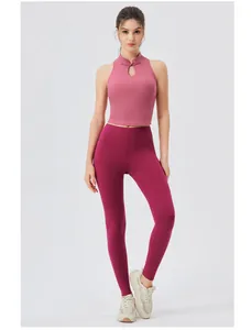 Détail du débardeur de yoga rose avec bouton traditionnel et découpe goutte d'eau