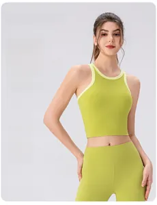Détail du débardeur de yoga bicolore avec coussinets amovibles et tissu respirant
