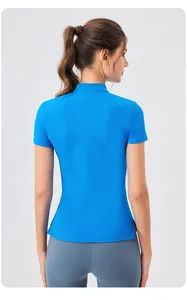 Vue arrière d'un t-shirt de yoga bleu vif moulant avec tissu respirant pour fitness