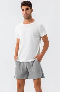 Primo piano della maglietta sportiva in mesh bianca e pantaloncini grigi su un modello