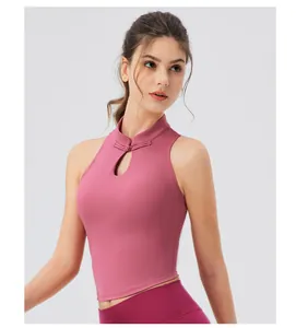 Détail du col montant et du bouton chinois sur le débardeur de yoga rose