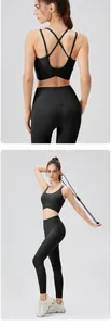 Détail macro du soutien-gorge de sport noir respirant avec sangles croisées dans le dos