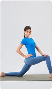 Détail du haut de yoga bleu et du legging pendant l'exercice de fente latérale étirée