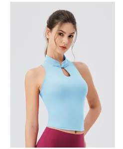 Détail du débardeur de yoga bleu clair avec col montant, bouton chinois et découpe goutte