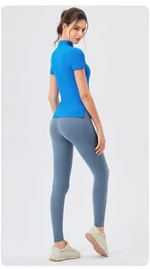 Vue latérale du haut de yoga bleu roi à col officier et legging gris à taille haute