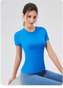 Détail du t-shirt de yoga bleu vif ajusté avec tissu respirant et coussinets de poitrine
