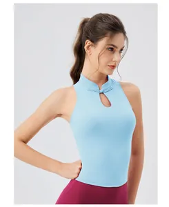 Détail du haut de yoga bleu clair avec col montant et bouton chinois traditionnel