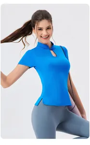 Détail du haut de yoga bleu avec col mandarin traditionnel et bouton chinois élégant