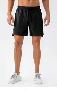Dettaglio di pantaloncini sportivi neri con elastico in vita coulisse e spacco
