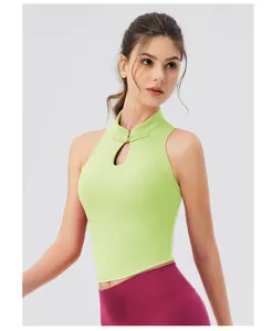 Détail du col montant et du bouton chinois sur le gilet de sport de yoga vert clair