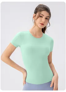 Détail de la texture du t-shirt de yoga vert menthe avec haute élasticité et coupe ajustée
