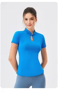 Détail du haut de yoga bleu avec col mandarin et découpe en forme de goutte d'eau