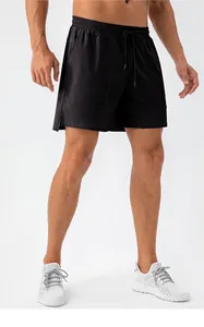 Dettaglio dei pantaloncini sportivi da uomo ad asciugatura rapida con coulisse elastica