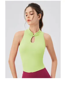 Détail du gilet de yoga vert citron avec col montant traditionnel et boutons chinois