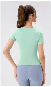 Vue arrière du t-shirt de yoga ajusté vert menthe en tissu respirant à haute élasticité
