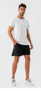 Set sportivo estivo da uomo con t-shirt traspirante bianca e pantaloncini neri