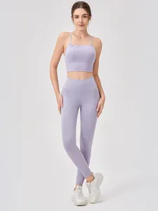 Conjunto de yoga lila de dos piezas con top corto y mallas de cintura alta