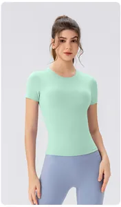 Détail du t-shirt de yoga vert menthe respirant avec coupe ajustée et tissu extensible