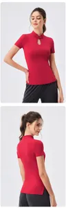 Détail du haut de yoga rouge de style chinois avec bouton grenouille et découpe goutte