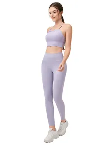 Conjunto de yoga lavanda con sujetador deportivo halter y leggings de talle alto